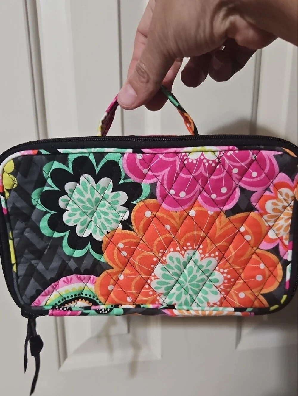 Vera Bradley EUC Quilted Floral Travel Case, Satin Bag Scarf, And Bee Charn